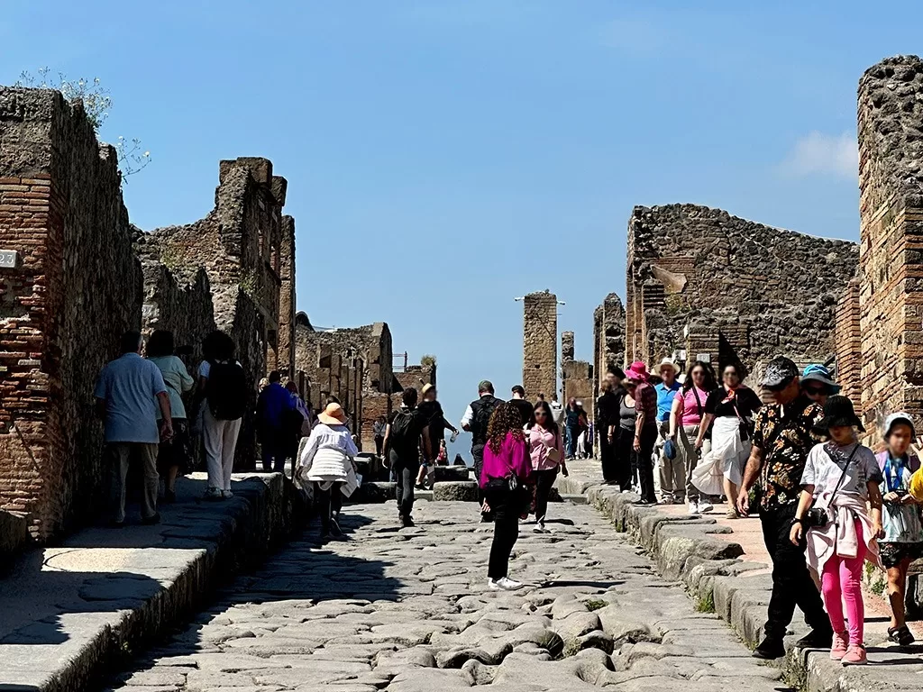 crowds of people at pompeii in the sun