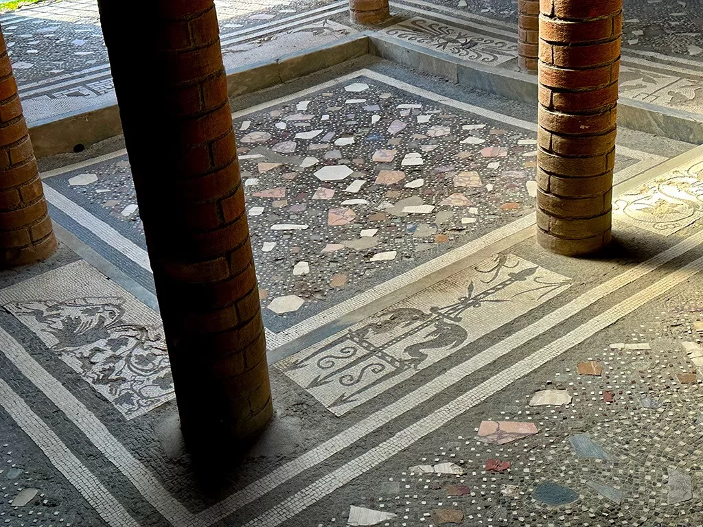 floor mosaic details in pompeii