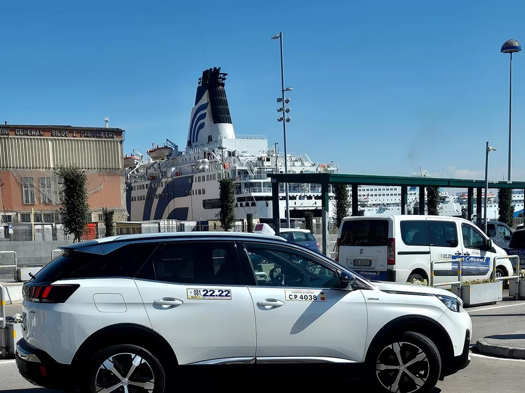 naples taxi at molo beverello port