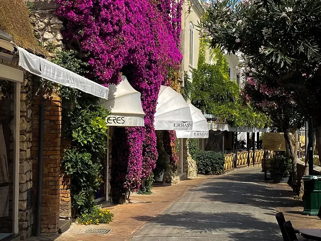 quiet capri shopping streets