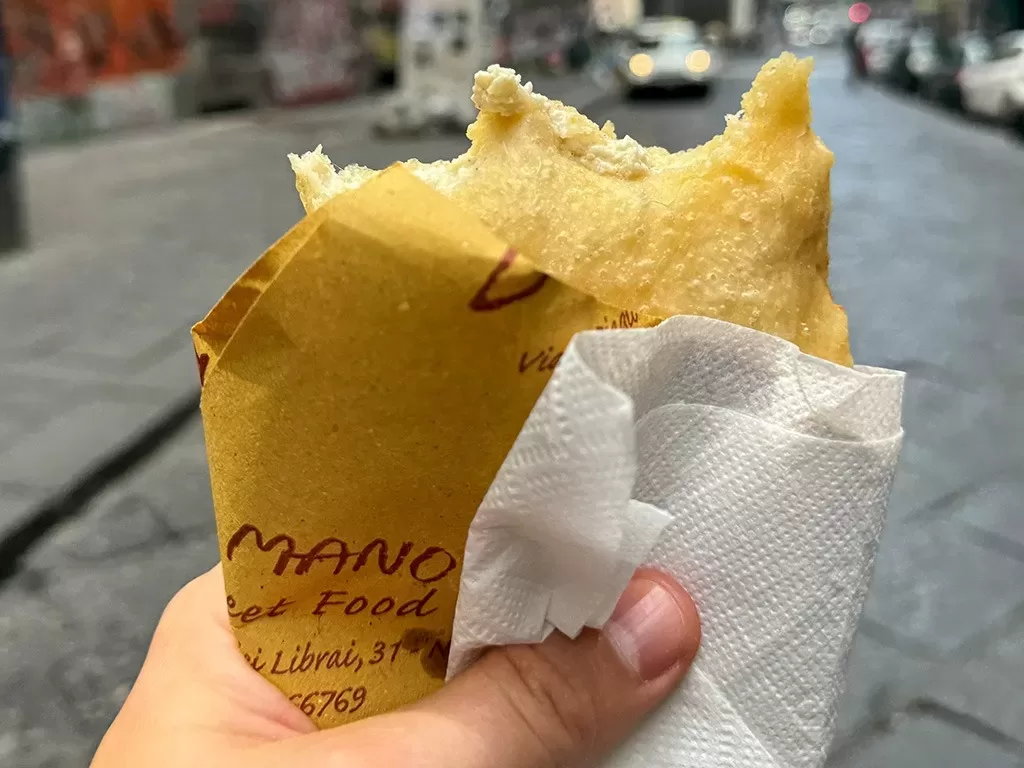 naples filled fried pizza street food