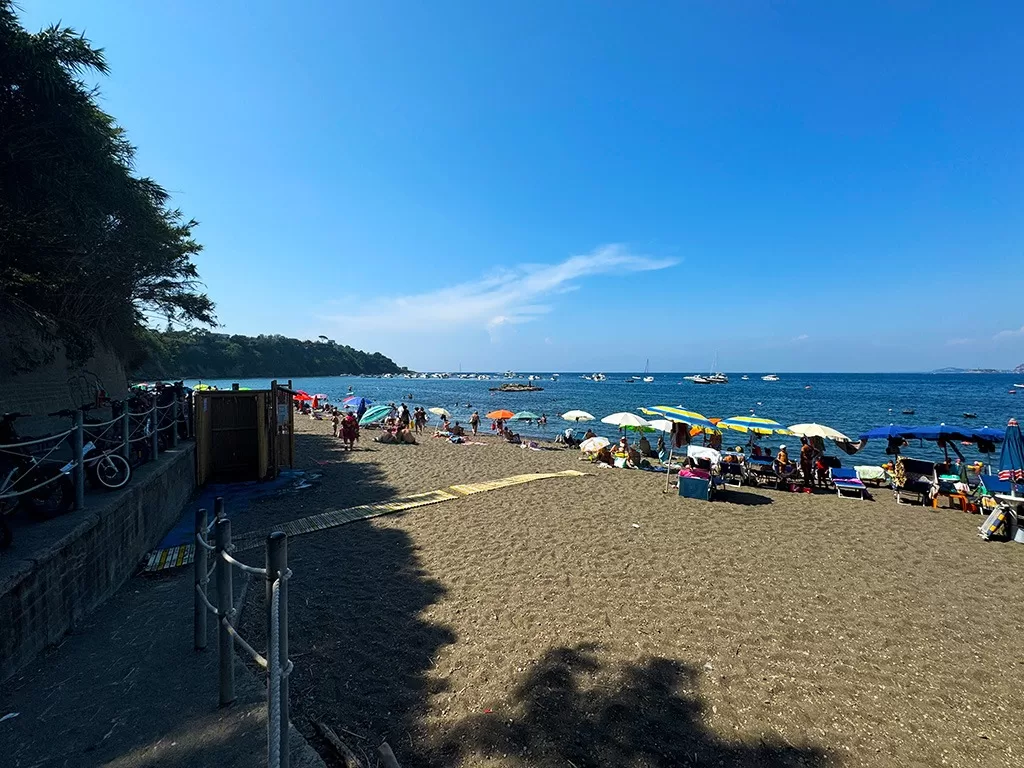 spiaggia di silurenza procida beach view