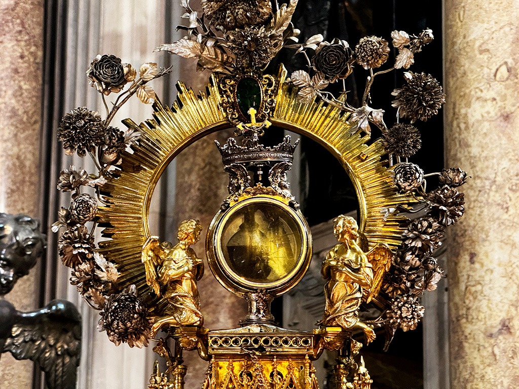 san gennaro blood vial in naples duomo