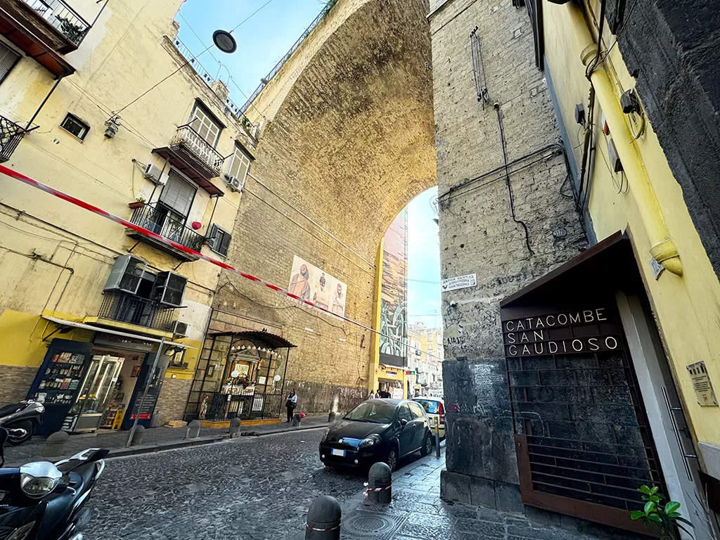 entrance to san gaudioso catacombs