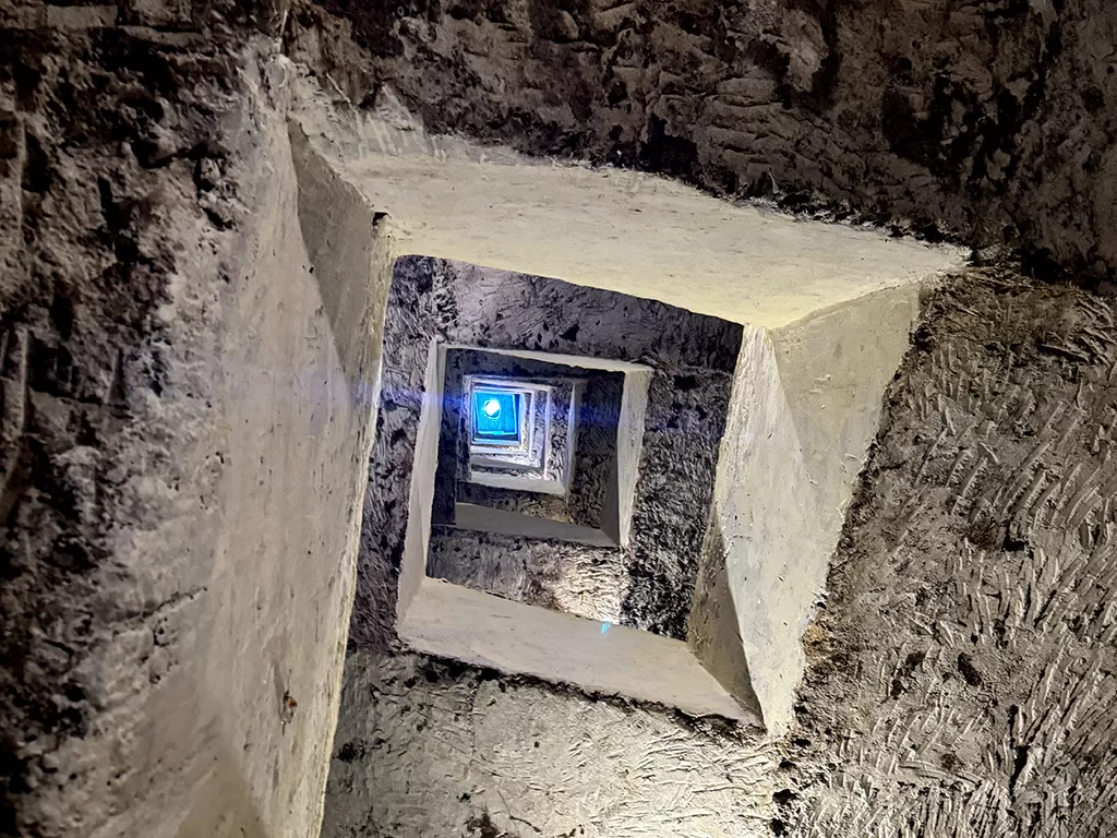 view back up the entrance staircase of napoli sotterranea
