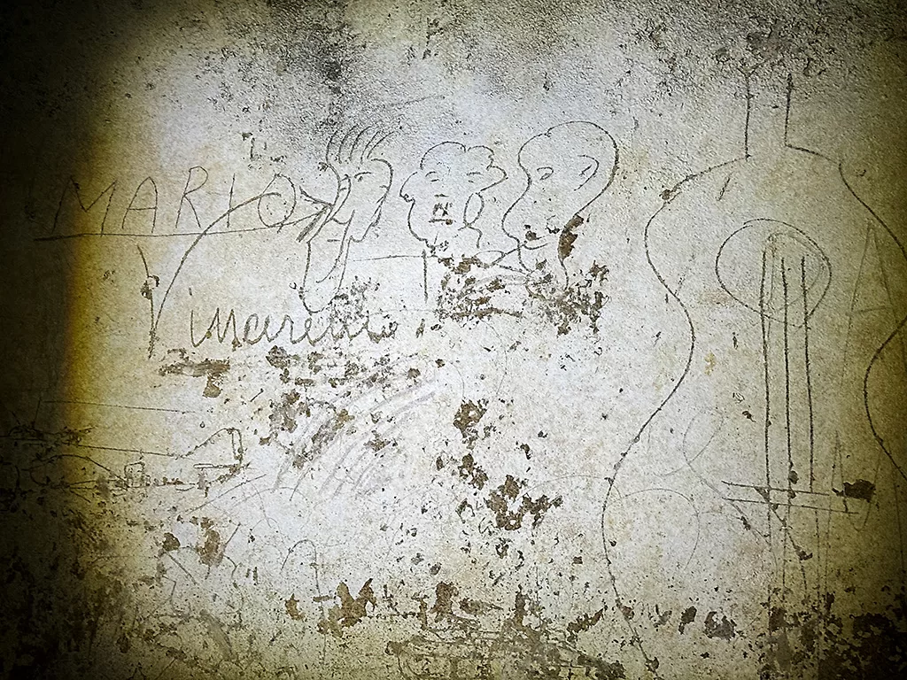 graffiti of naples underground