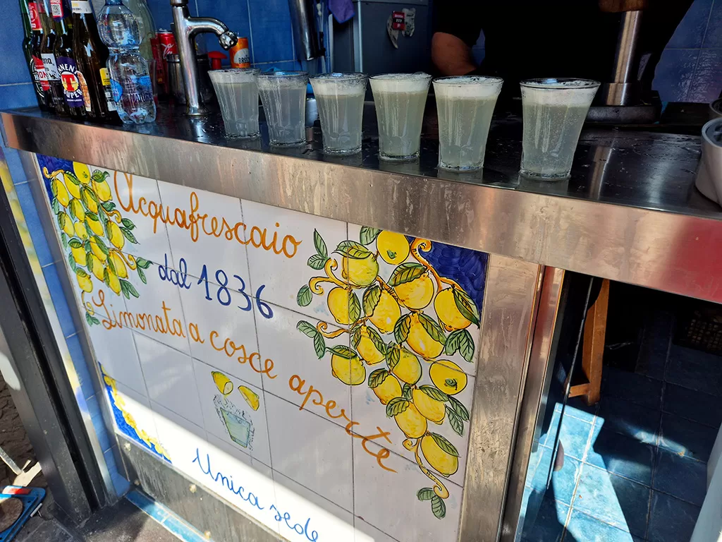 limonata a cosce aperto stall