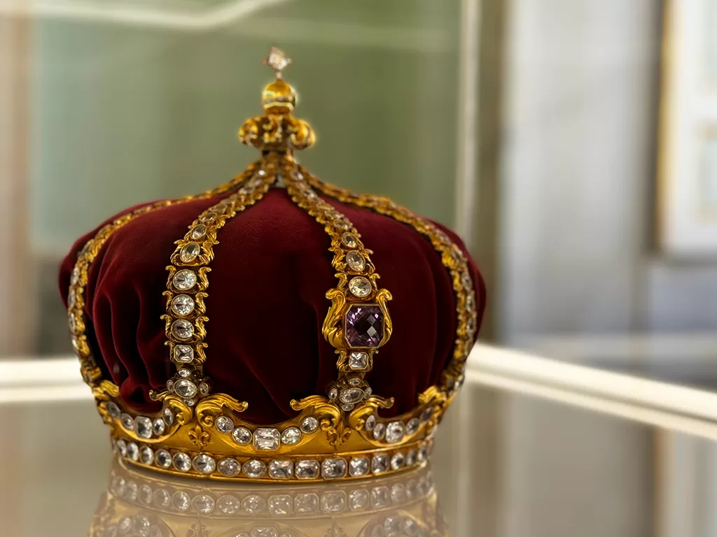 crown in royal palace of caserta