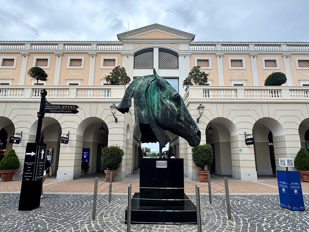 caserta la reggia outlet shopping streets