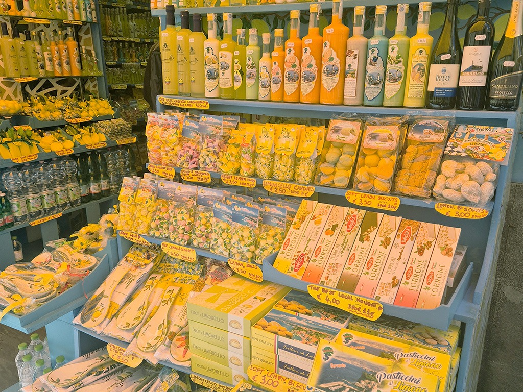 shopping in sorrento limoncello stall