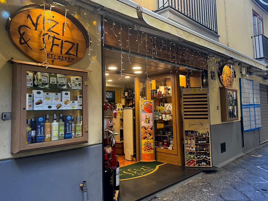 vizi e sfizi sorrento shop front