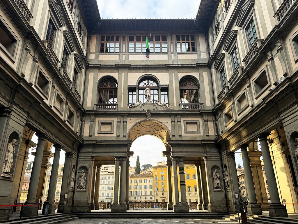 uffizi gallery courtyard