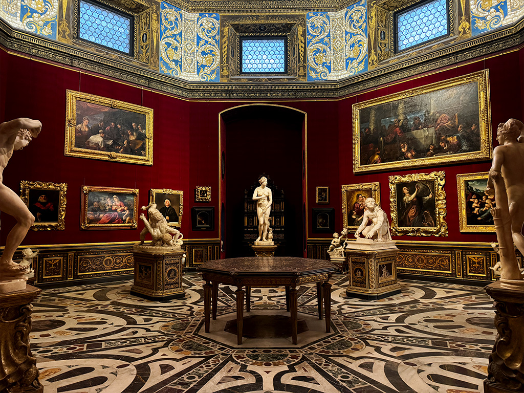 medici venus room at uffizi gallery florence