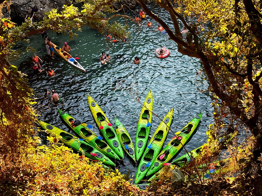 kayaks lined up in bagni regina giovanna sorrento