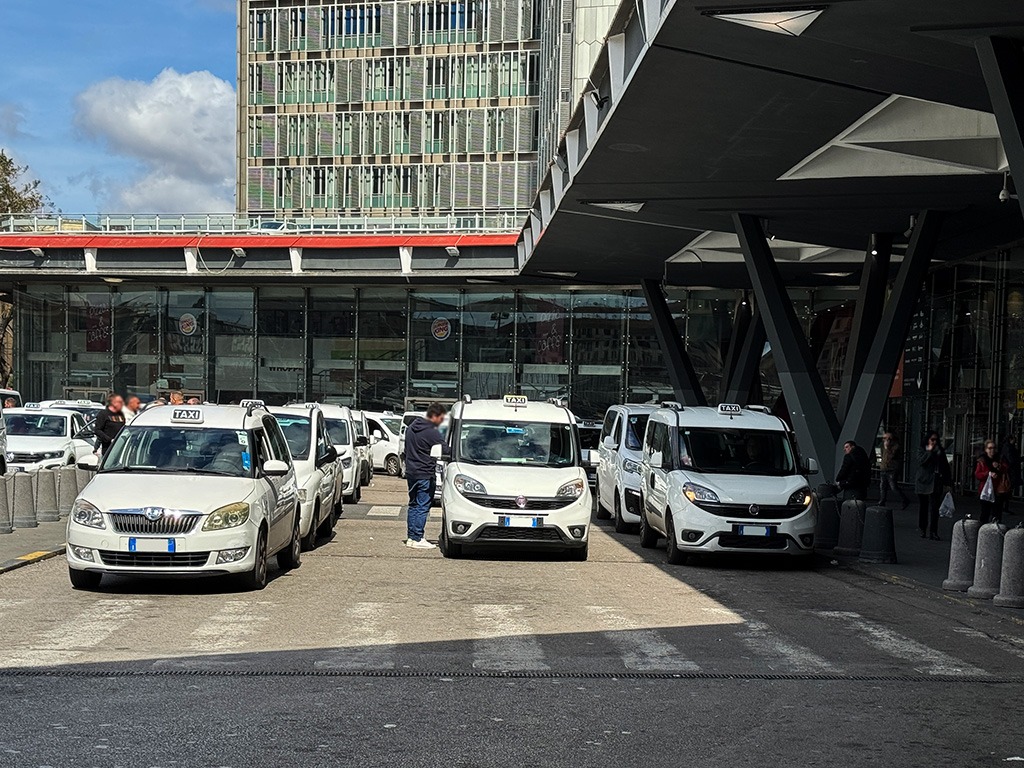 taxi rank outside napoli centrale