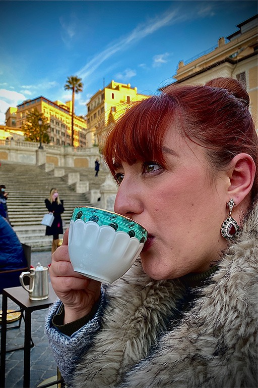 sara sipping tea at babingtons in front of spanish steps