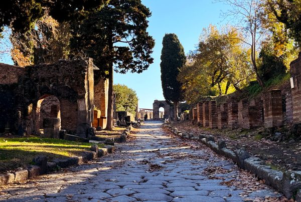 visit pompeii ancient road towards villa delle tombe