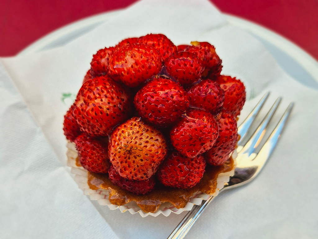 tart with tiny strawberries